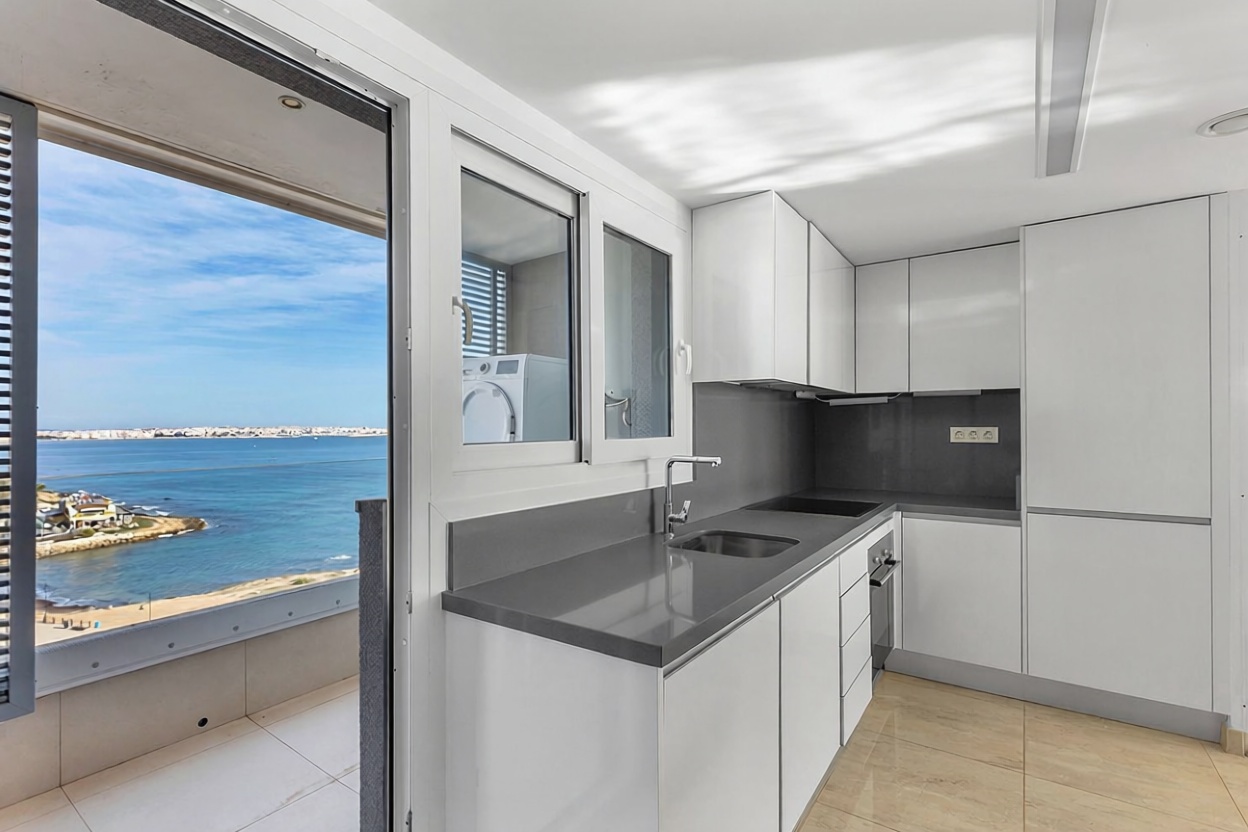 Seafront attic in Torrevieja — Kitchen