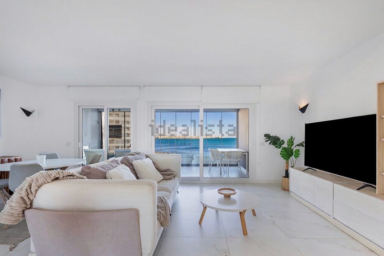 Beachfront flat in Torrevieja — Living room