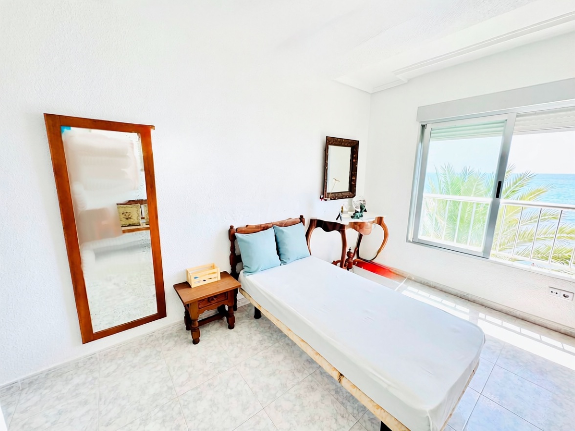 Piso en primera línea de playa en Torrevieja — Dormitorio