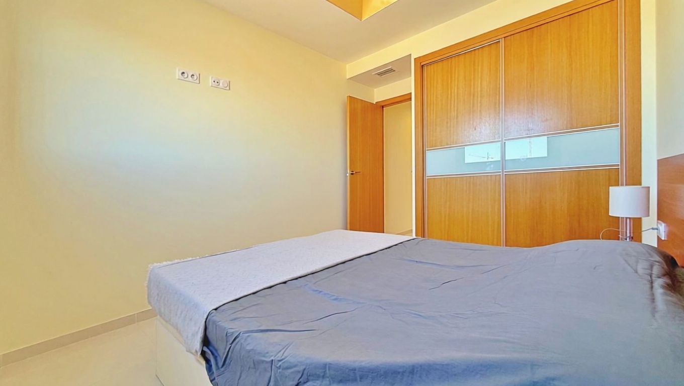 Piso en primera línea de playa en Torrevieja — Dormitorio