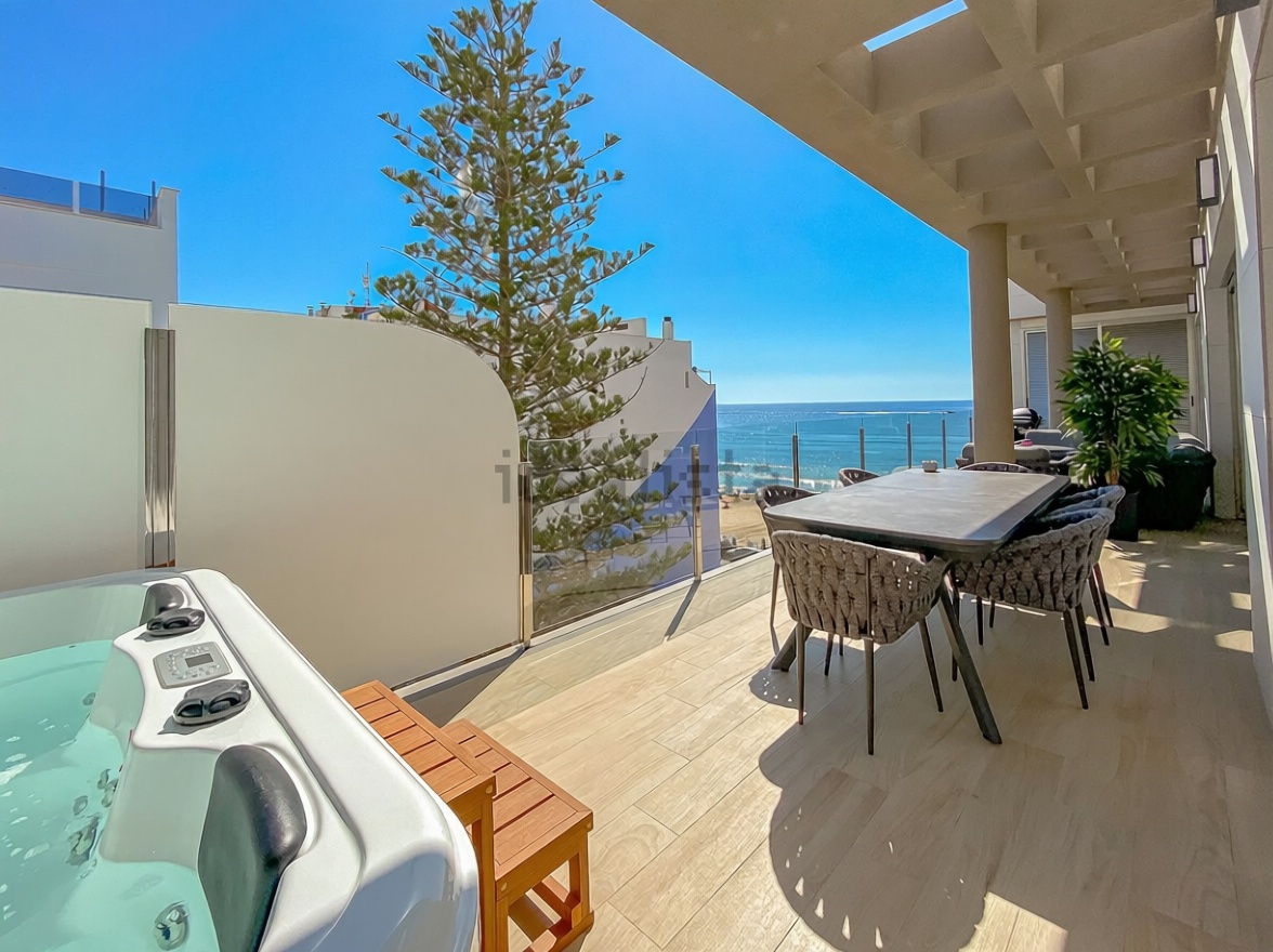 Seafront attic in Torrevieja — Sea terrace