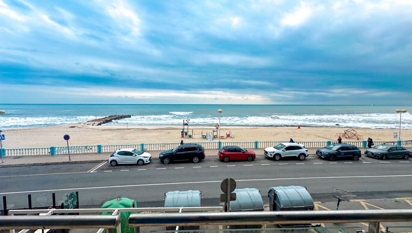 Piso en primera línea de playa en Torrevieja — Vista mar