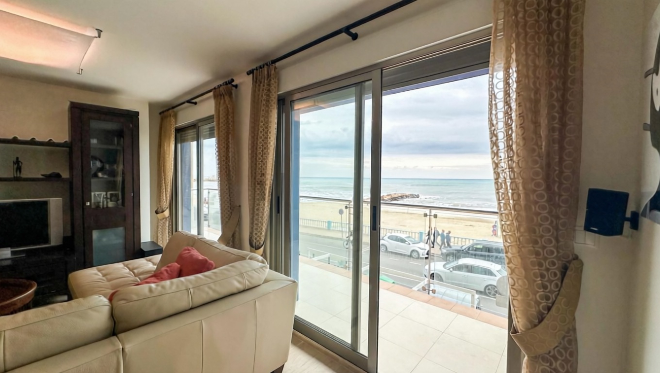 Piso en primera línea de playa en Torrevieja — Salón