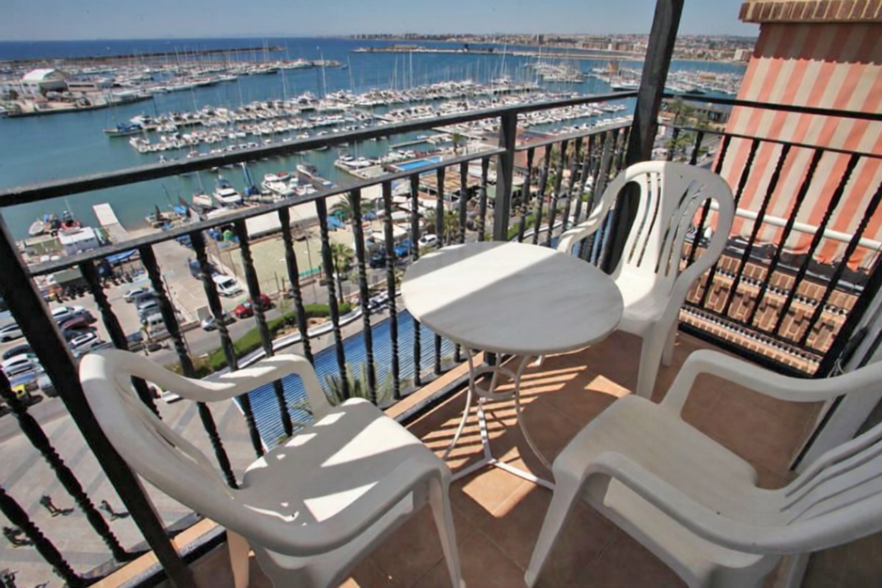Piso en primera línea de playa en Torrevieja — Terraza mar