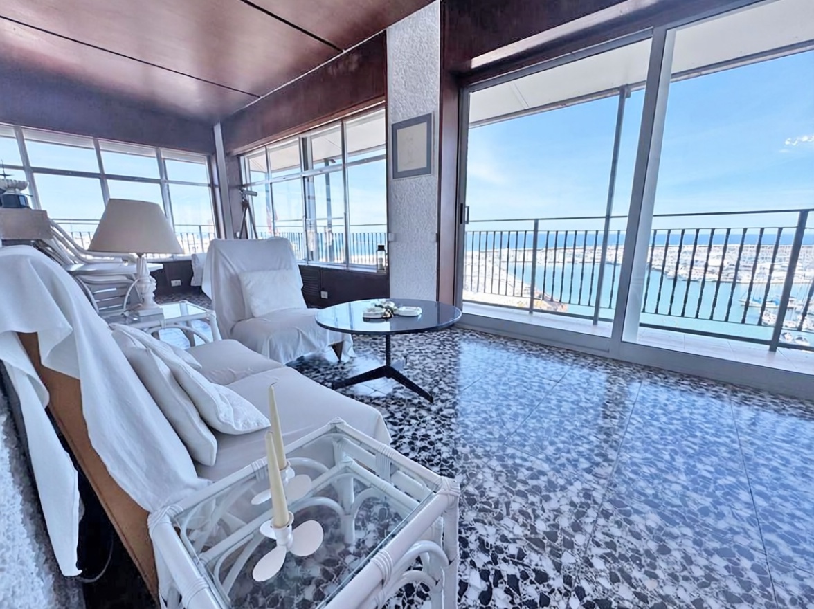 Piso en primera línea de playa en Torrevieja — Salón