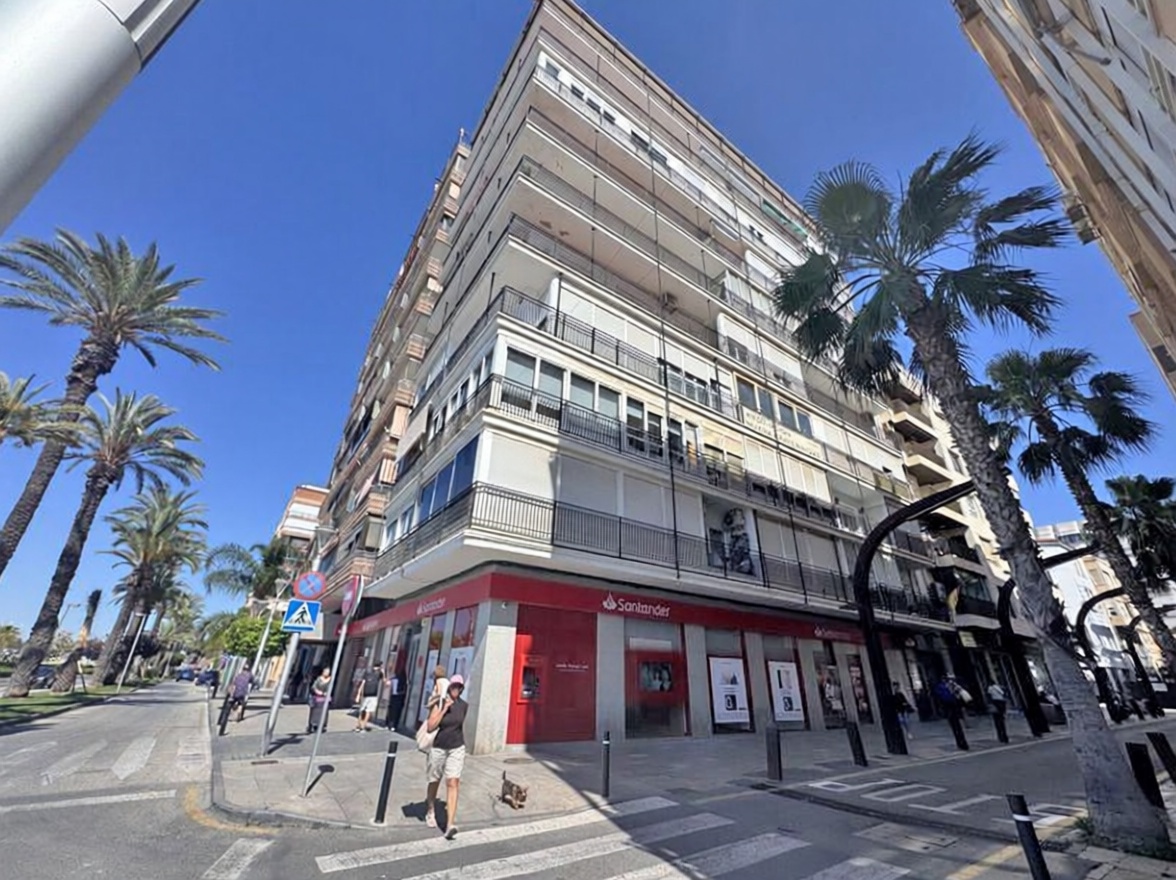 Piso en primera línea de playa en Torrevieja — Dormitorio
