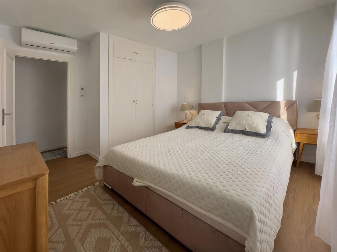 Piso en primera línea de playa en Torrevieja — Dormitorio