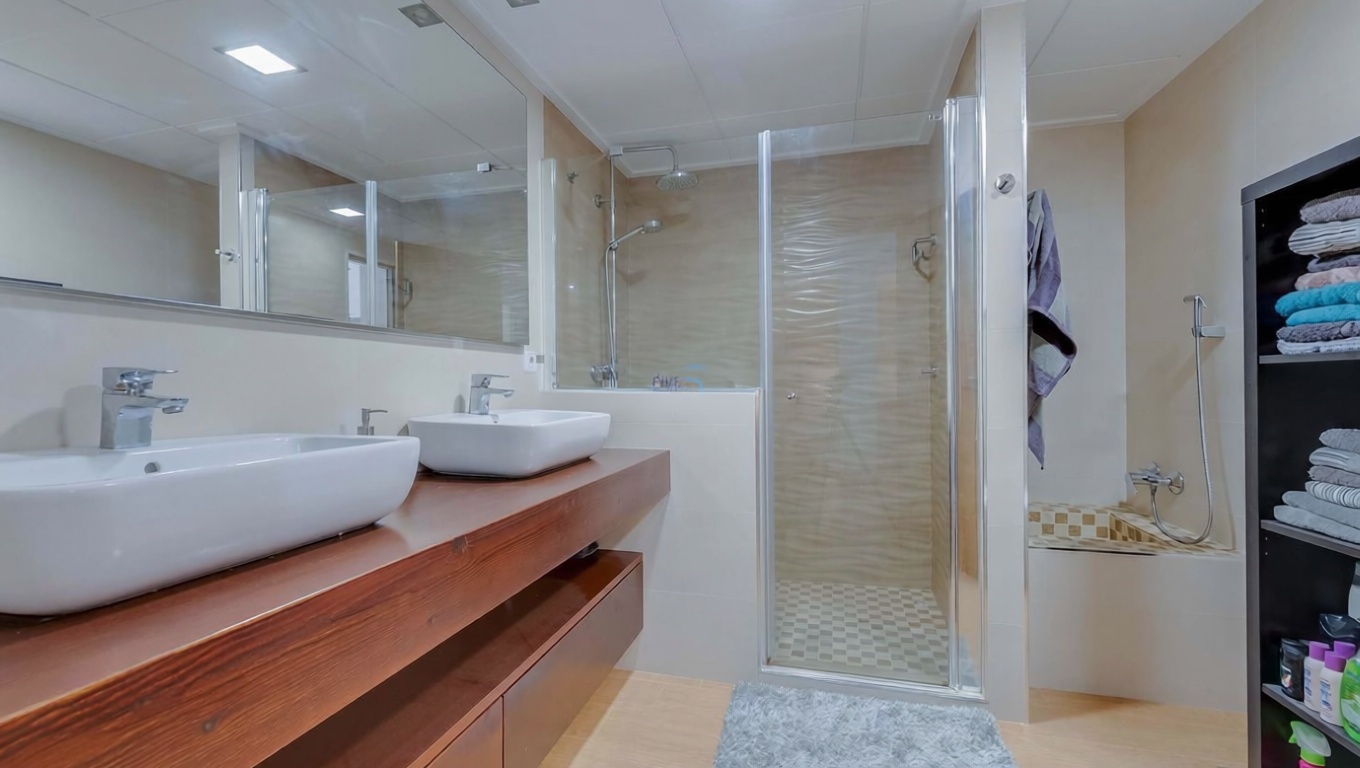 Beachfront flat in Torrevieja — Bathroom
