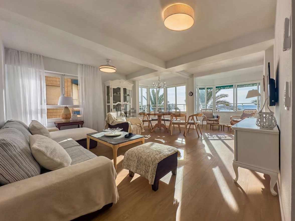 Beachfront flat in Torrevieja — Living room