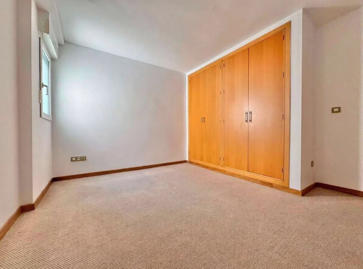 Piso en primera línea de playa en Torrevieja — Dormitorio
