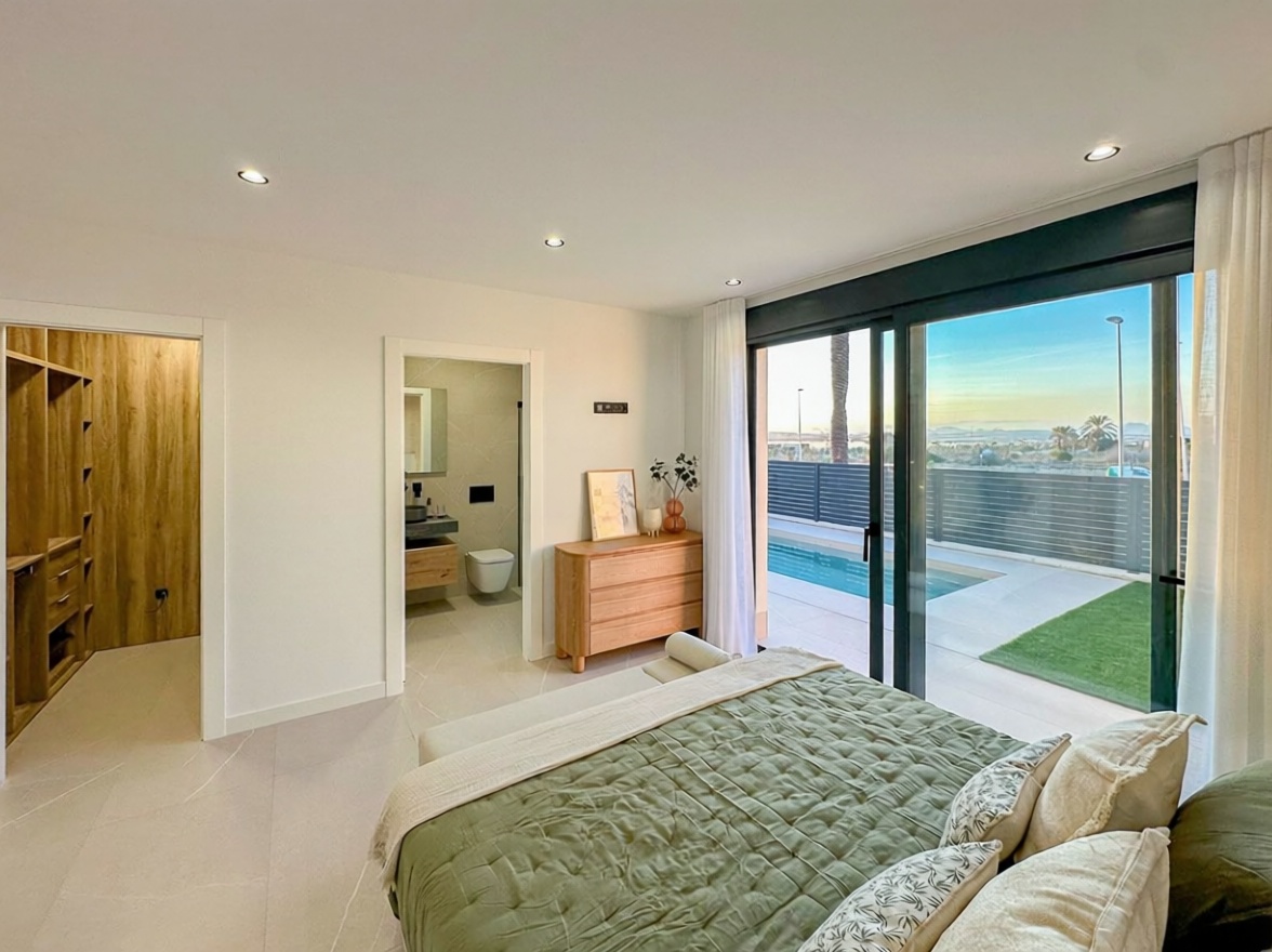 Chalet con acceso directo a playa en Torrevieja — Dormitorio