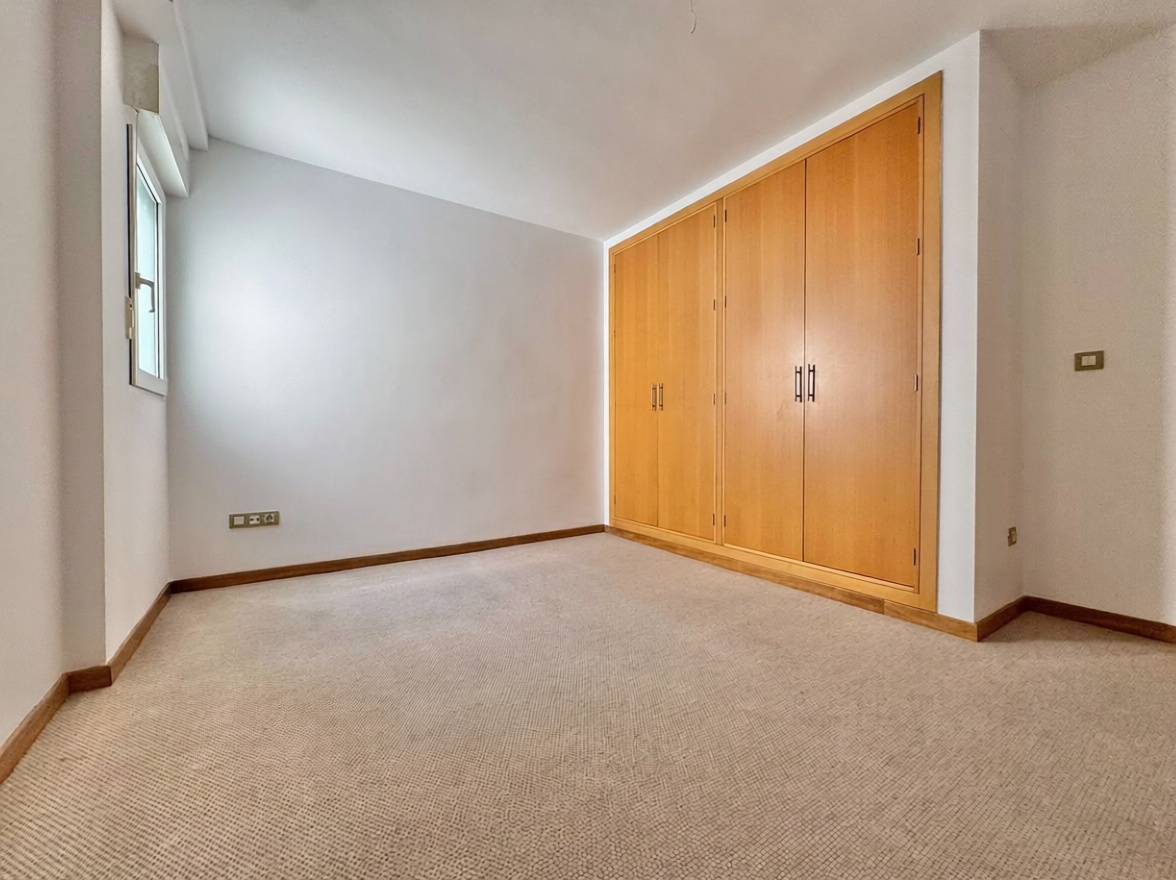 Piso en primera línea de playa en Torrevieja — Dormitorio