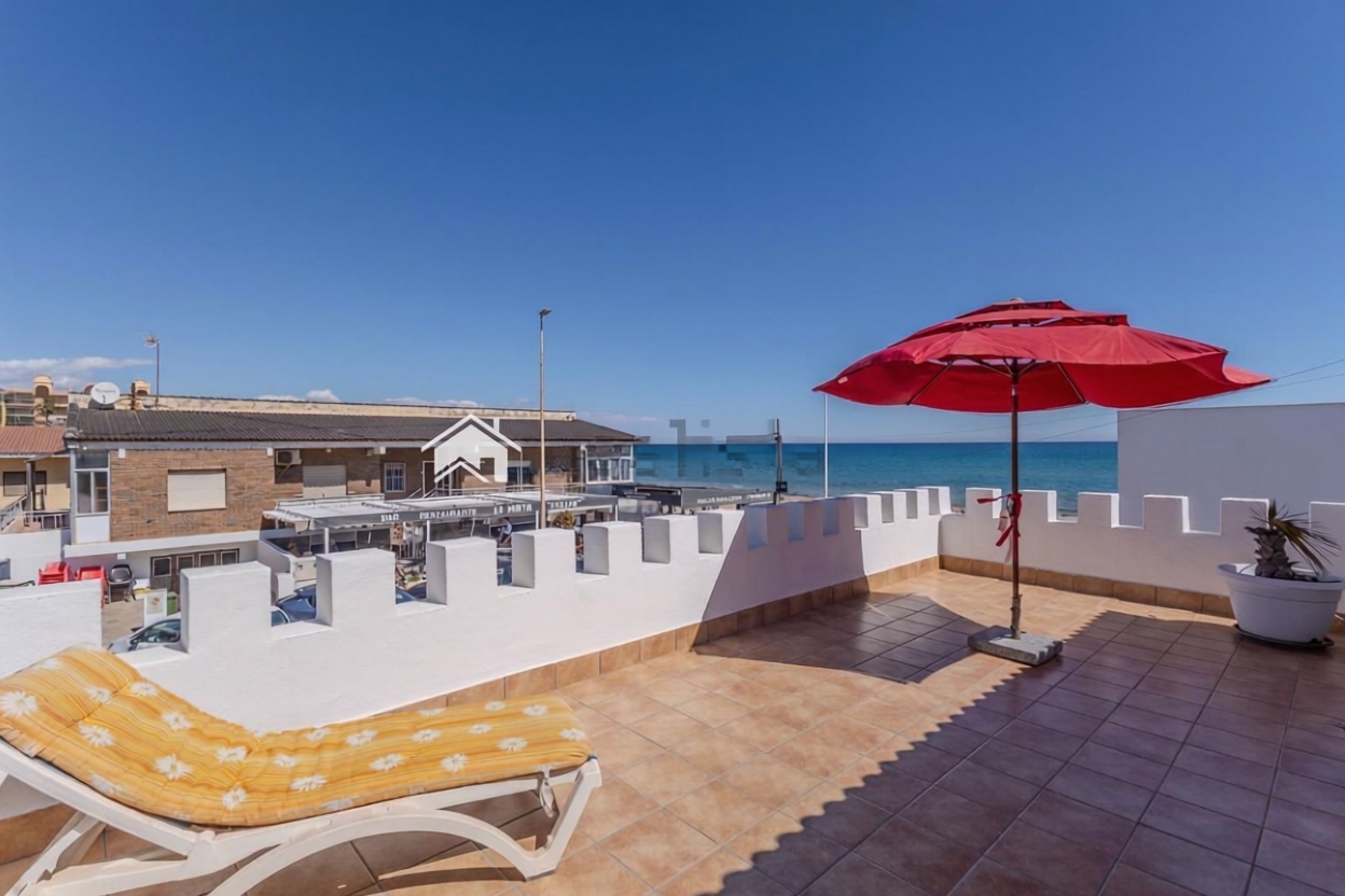 Chalet with direct beach access in Torrevieja — Sea terrace