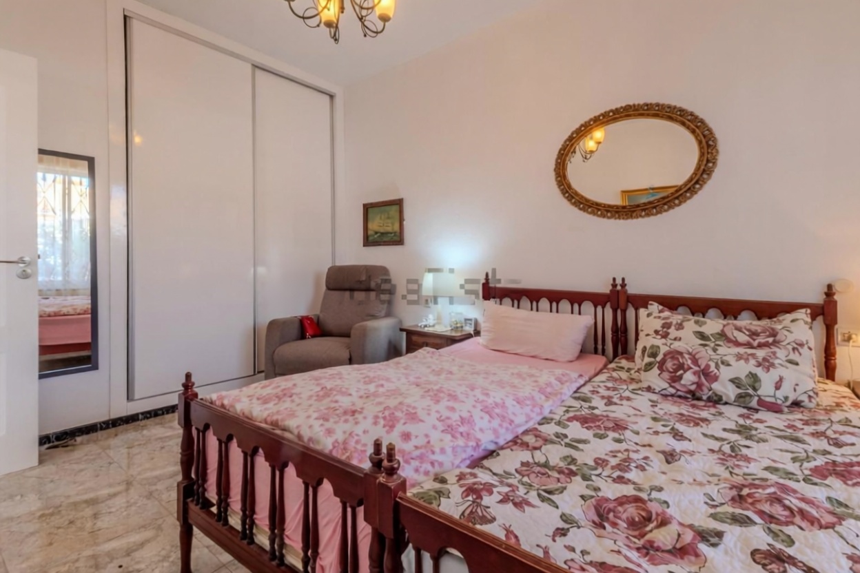 Chalet with direct beach access in Torrevieja — Bedroom