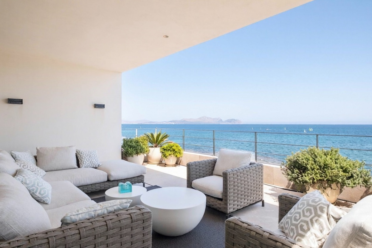Chalet with direct beach access in Santa Margalida — Sea terrace