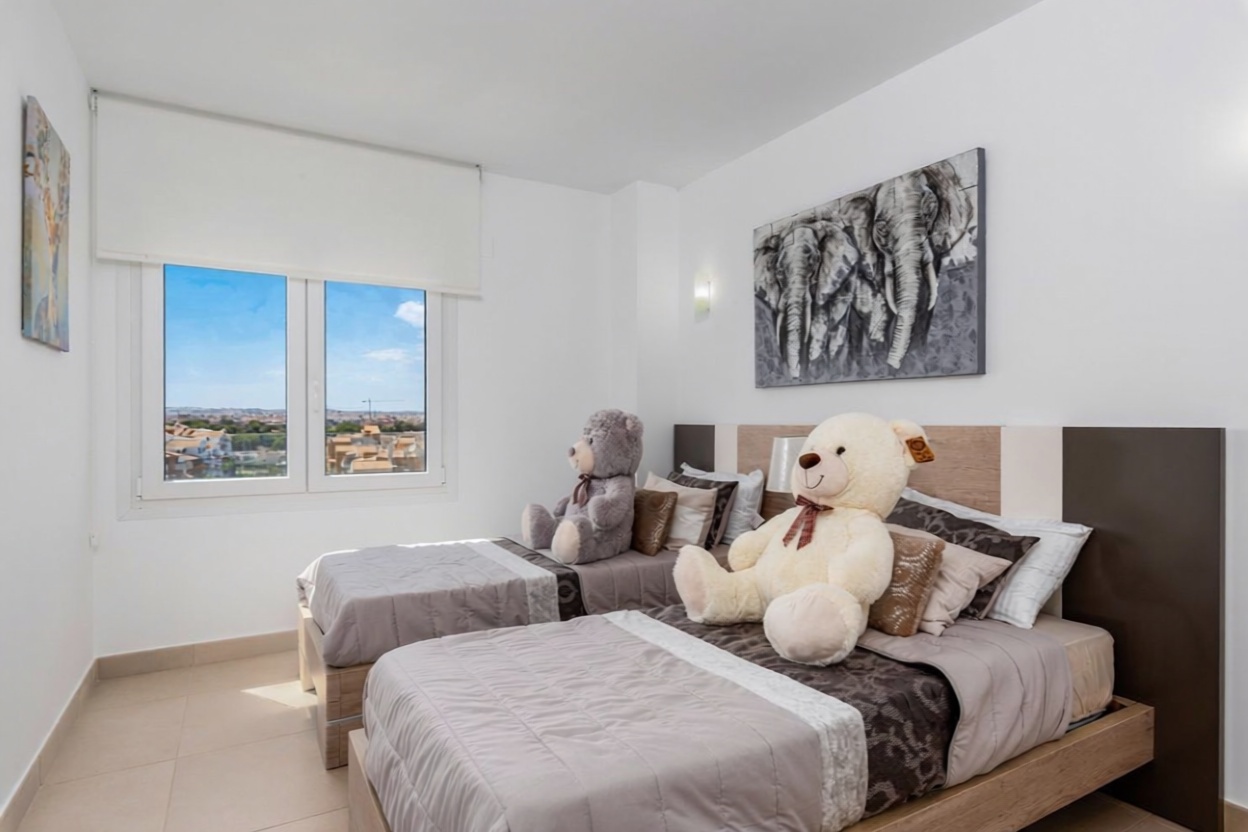 Chalet con acceso directo a playa en Torrevieja — Dormitorio