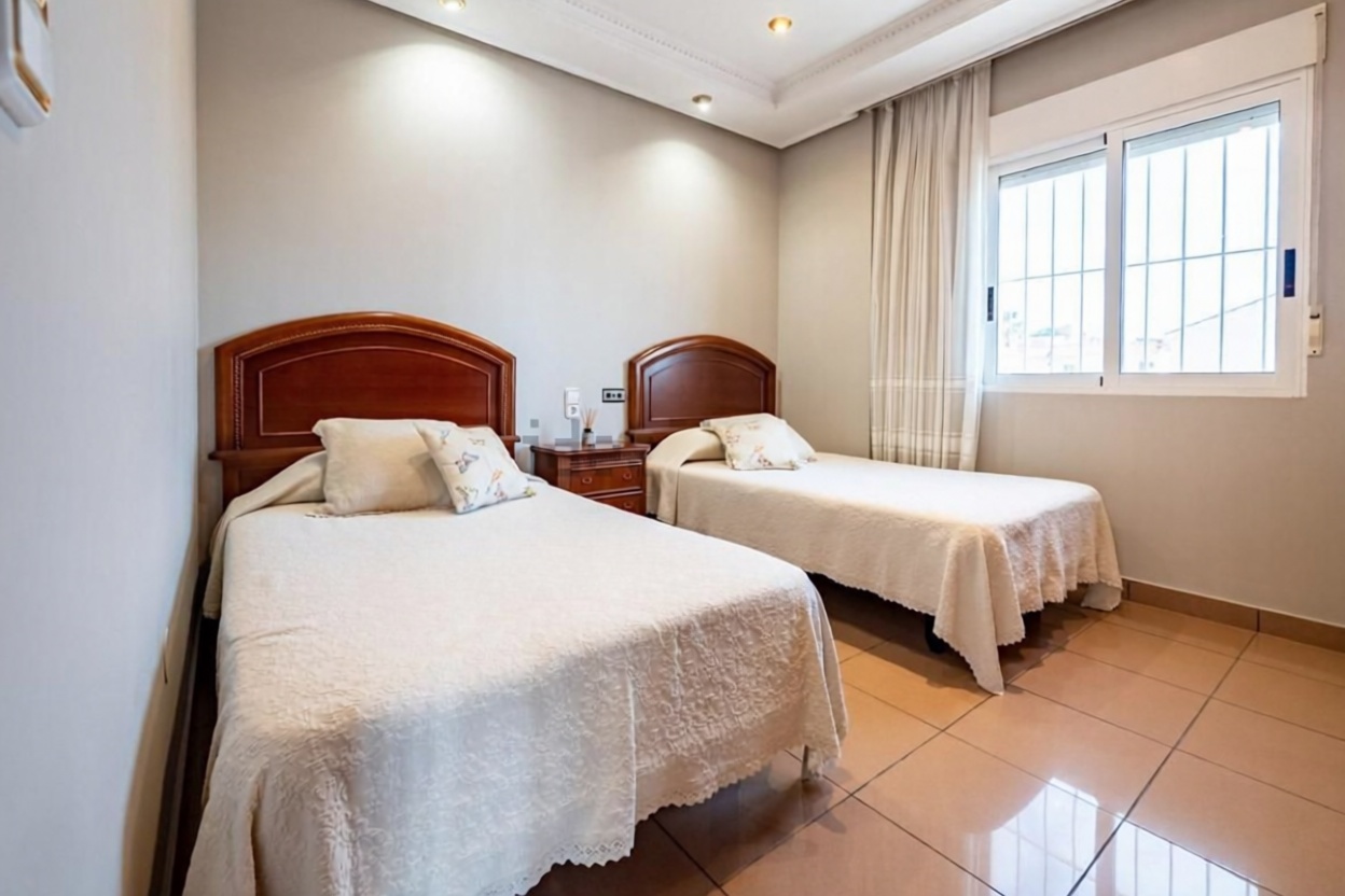 Chalet with direct beach access in Torrevieja — Bedroom