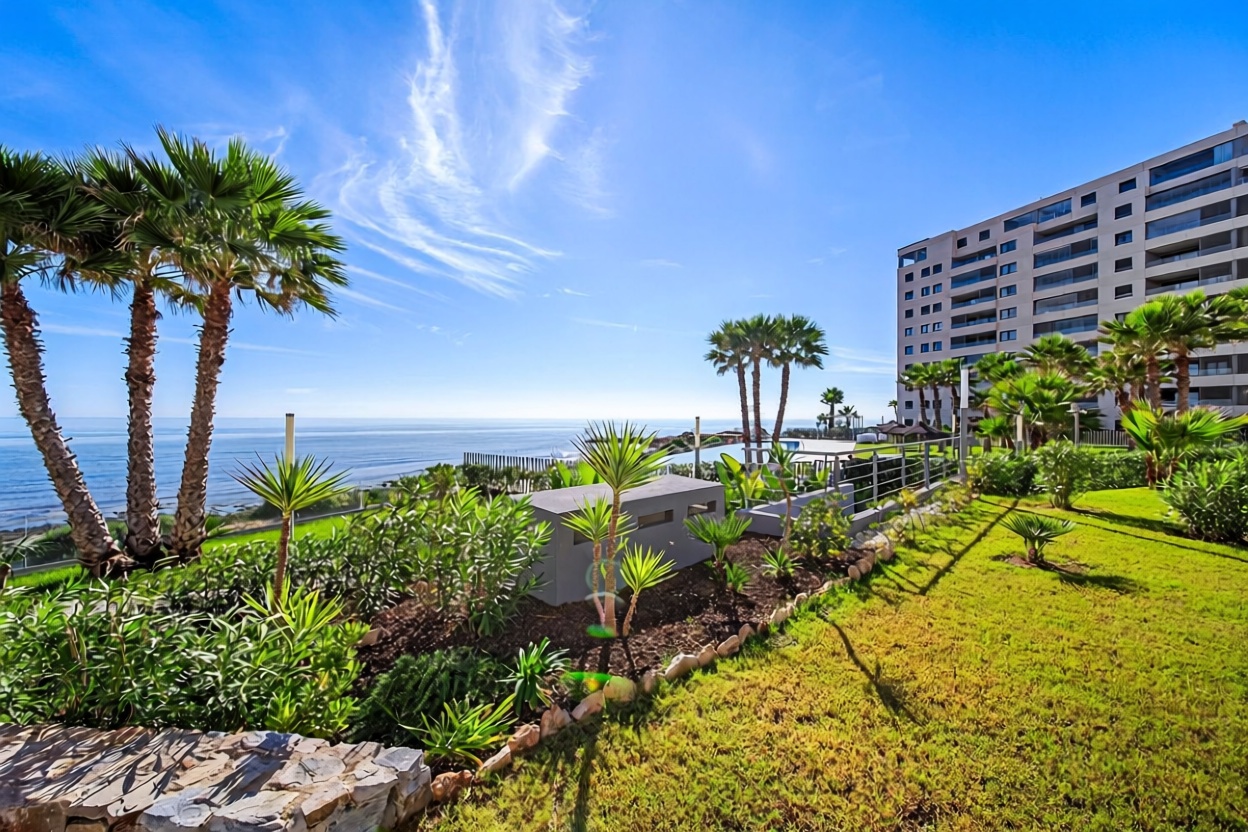 Piso en primera línea de playa en Torrevieja — Vista mar