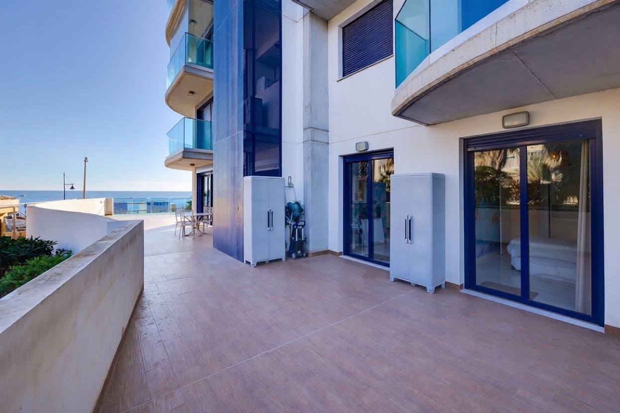 Beachfront flat in Torrevieja — Sea terrace