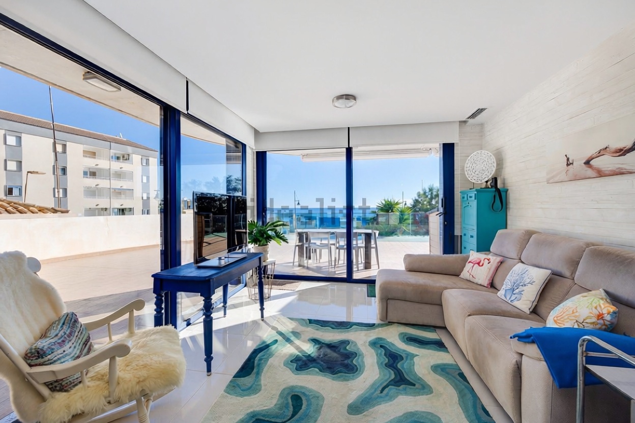 Beachfront flat in Torrevieja — Living room