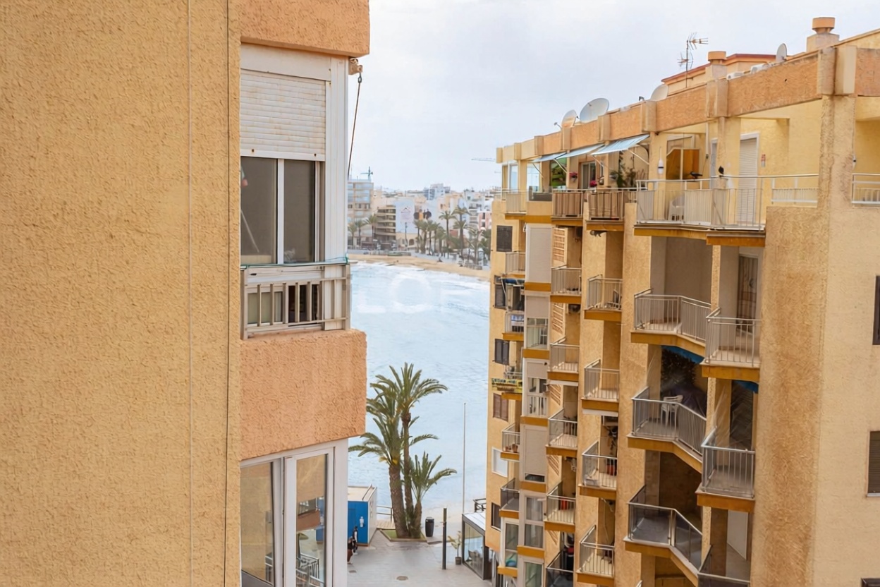 Beachfront flat in Torrevieja — Sea view