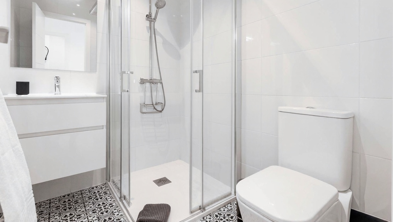 Beachfront flat in Torrevieja — Bathroom