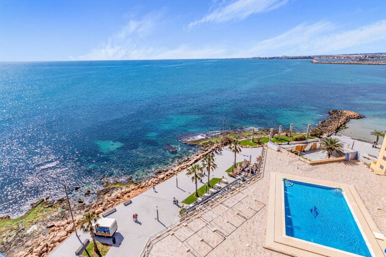 Beachfront flat in Torrevieja — Sea view