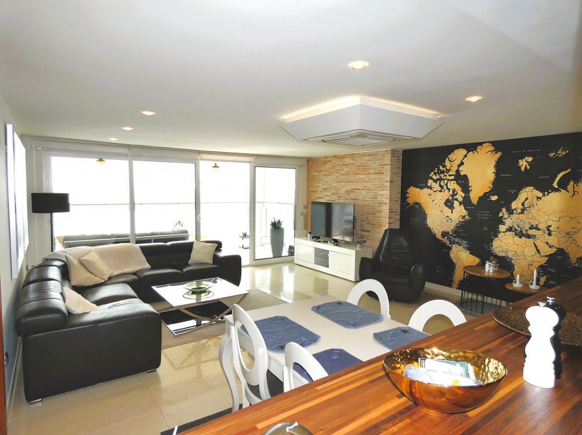 Beachfront flat in Torrevieja — Living room