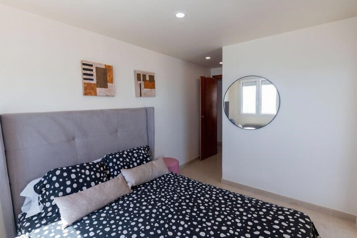 Piso en primera línea de playa en Torrevieja — Dormitorio