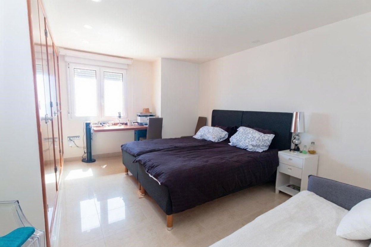 Piso en primera línea de playa en Torrevieja — Dormitorio
