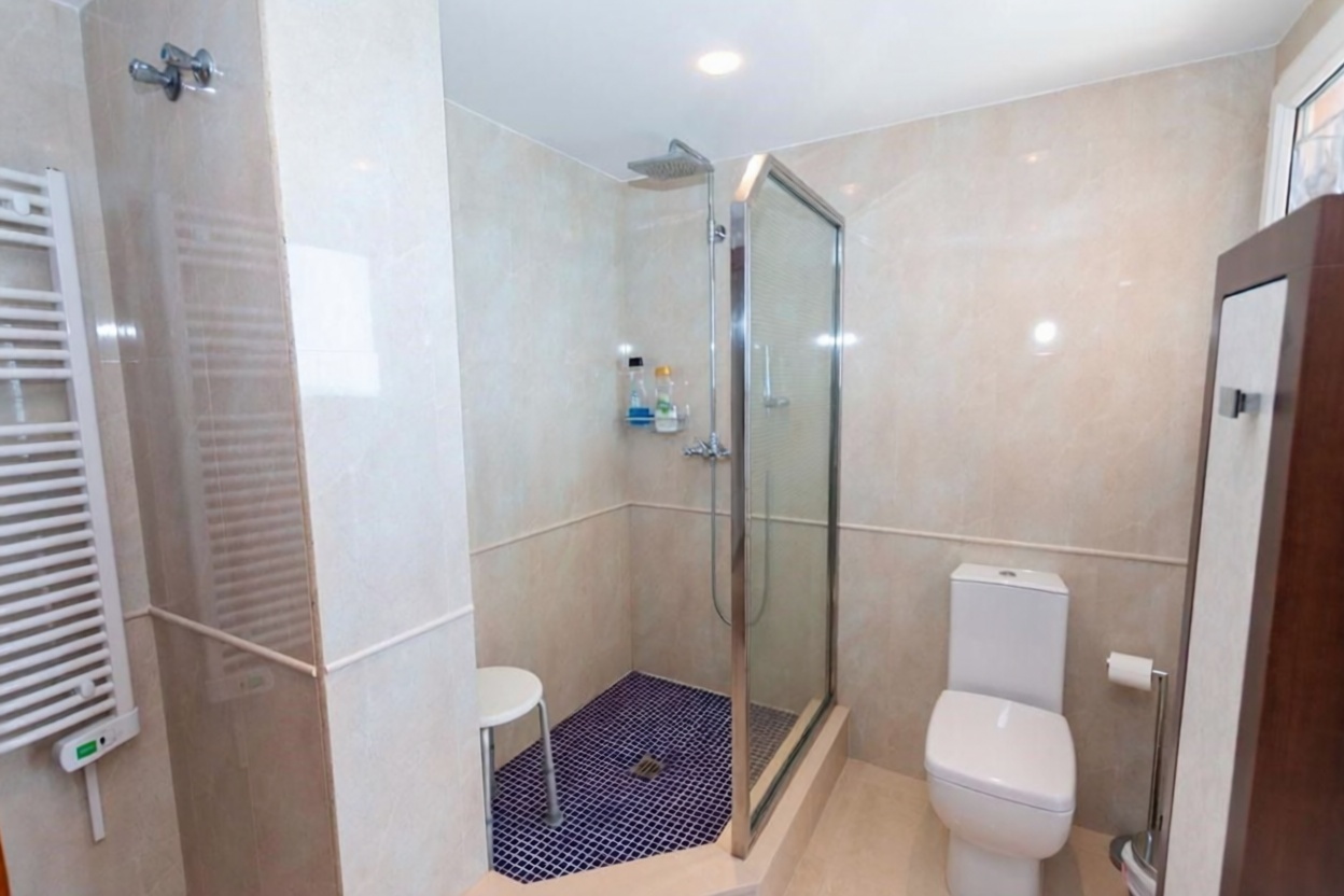 Piso en primera línea de playa en Torrevieja — Baño
