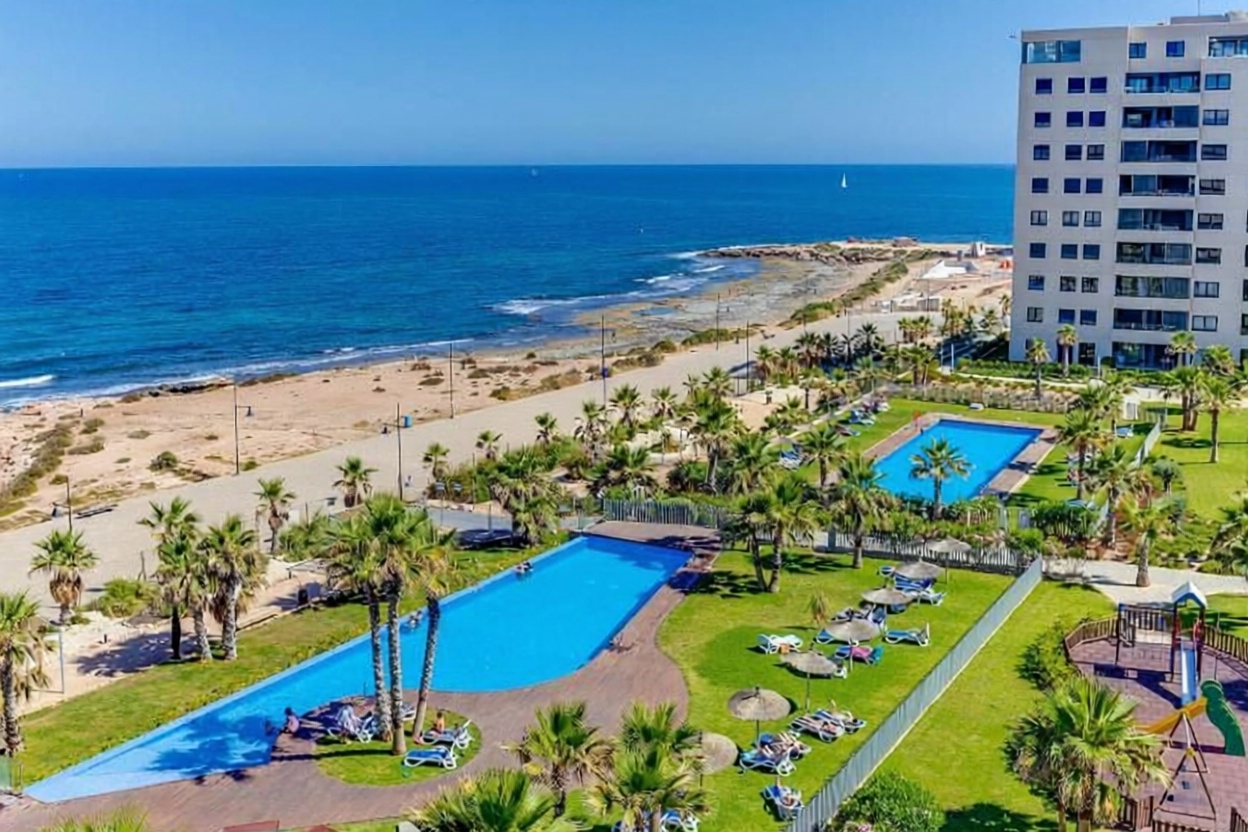 Beachfront flat in Torrevieja — Sea view