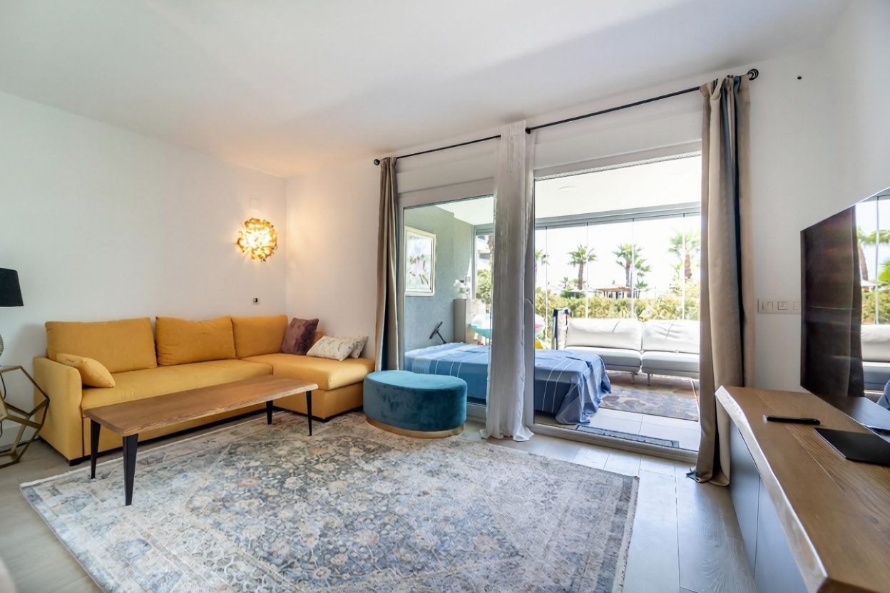 Beachfront flat in Torrevieja — Living room