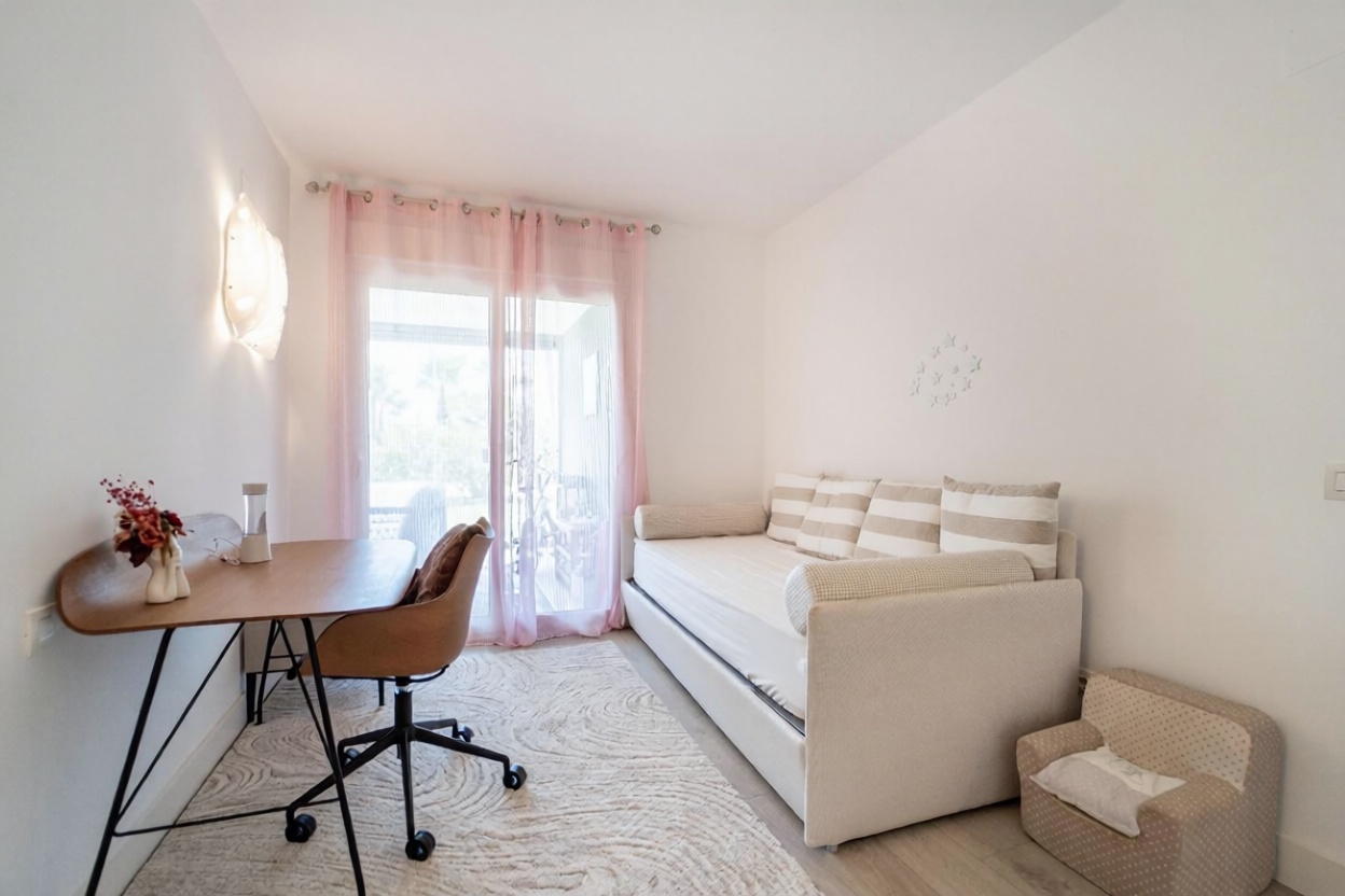 Beachfront flat in Torrevieja — Bedroom