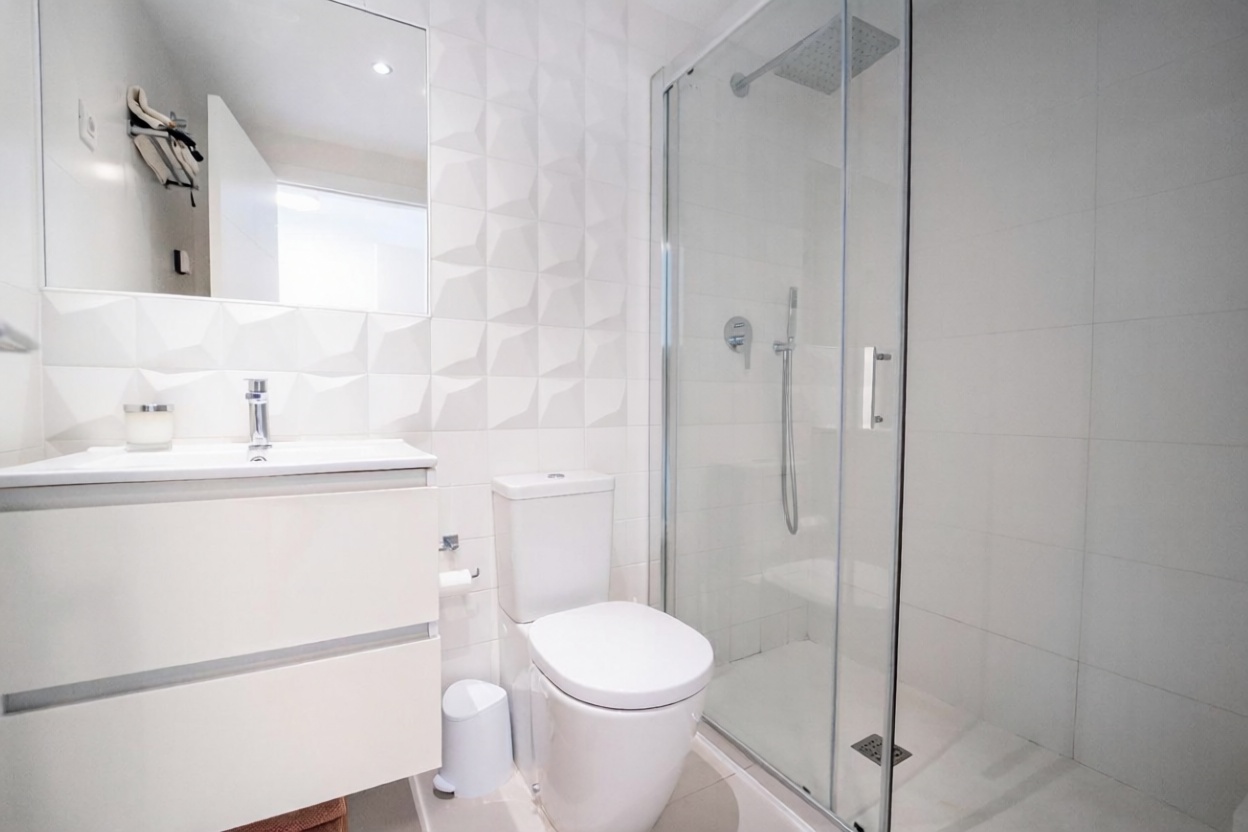 Beachfront flat in Torrevieja — Bathroom