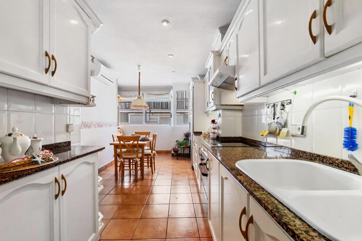Wohnung in erste Strandlinie in Torrevieja — Küche