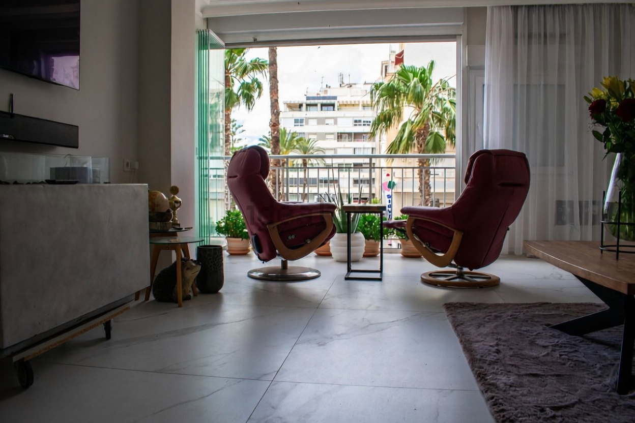 Piso en primera línea de playa en Torrevieja — Salón