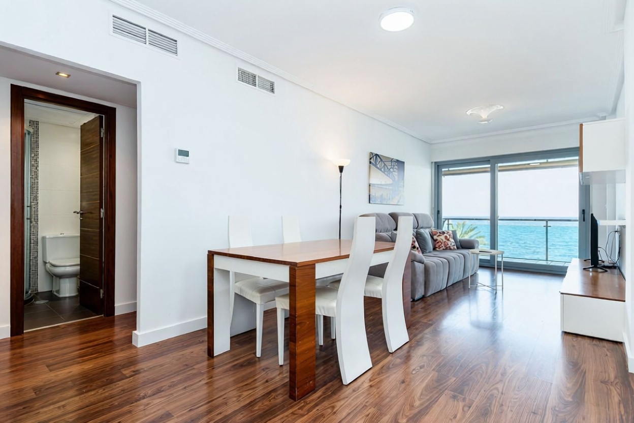 Appartement en première ligne de plage à Torrevieja — Séjour