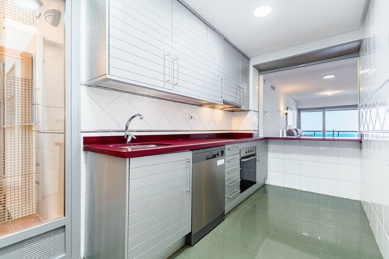 Appartement en première ligne de plage à Torrevieja — Cuisine