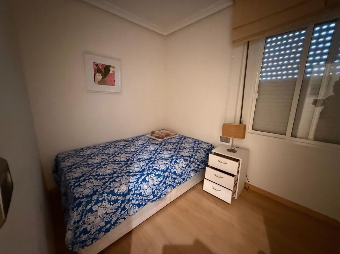 Piso en primera línea de playa en Torrevieja — Dormitorio
