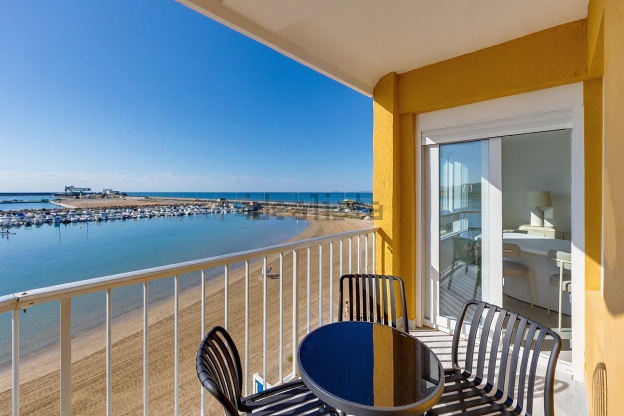 Beachfront flat in Torrevieja — Sea terrace
