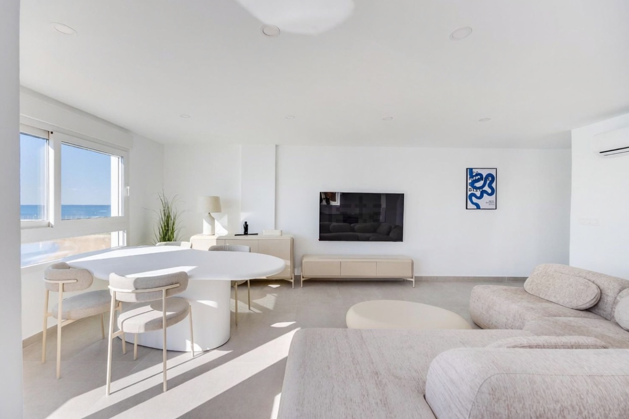 Beachfront flat in Torrevieja — Living room