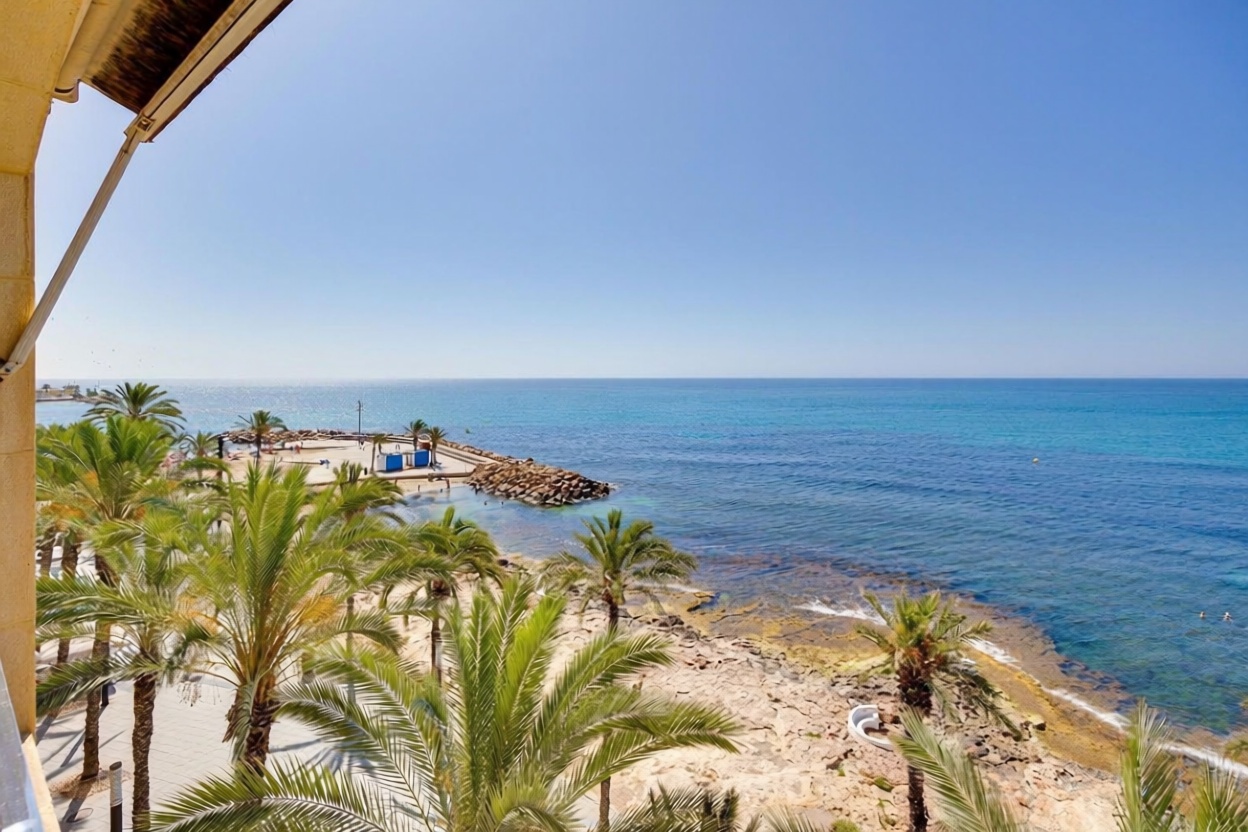 Beachfront flat in Torrevieja — Sea view