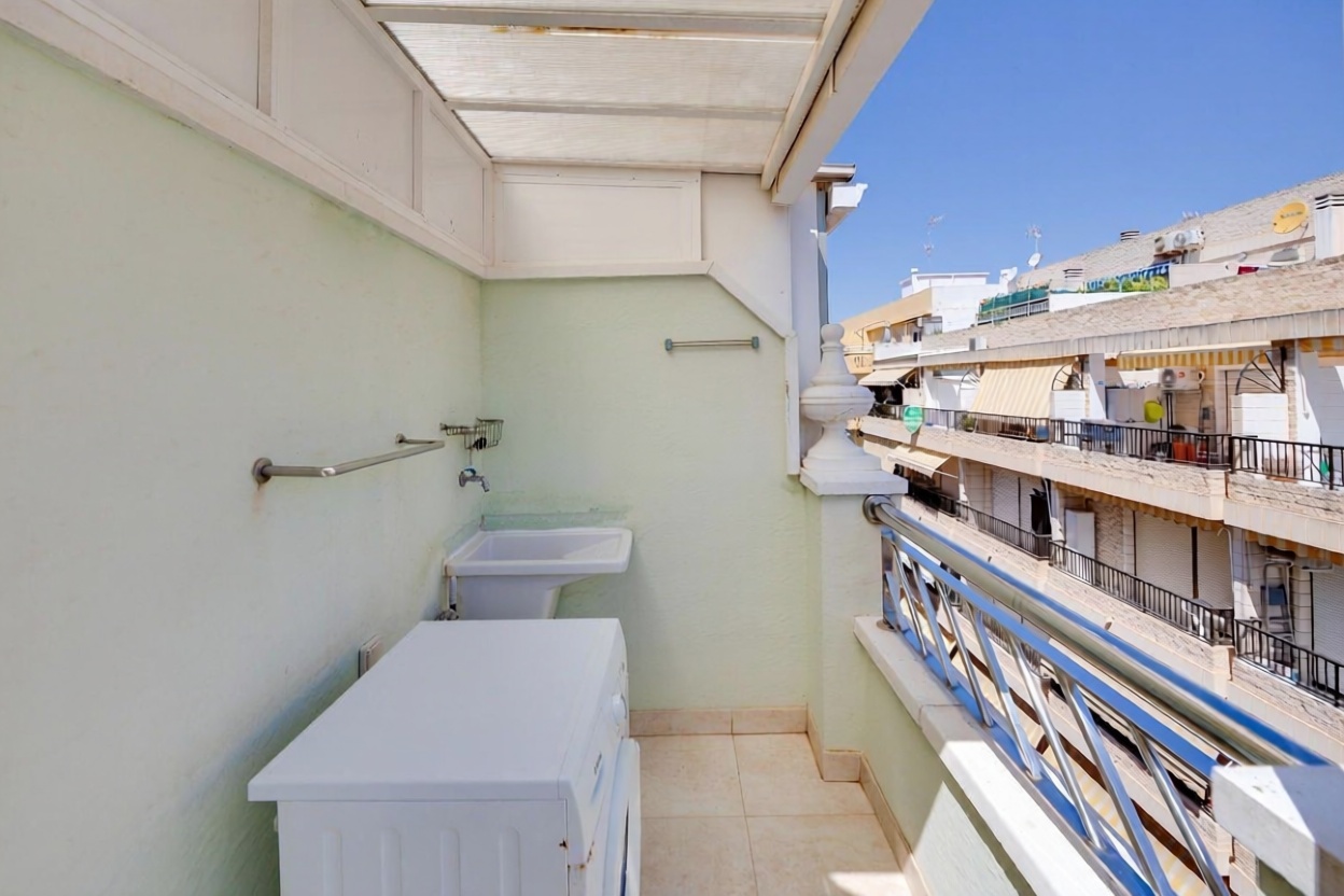 Beachfront flat in Torrevieja — Bathroom