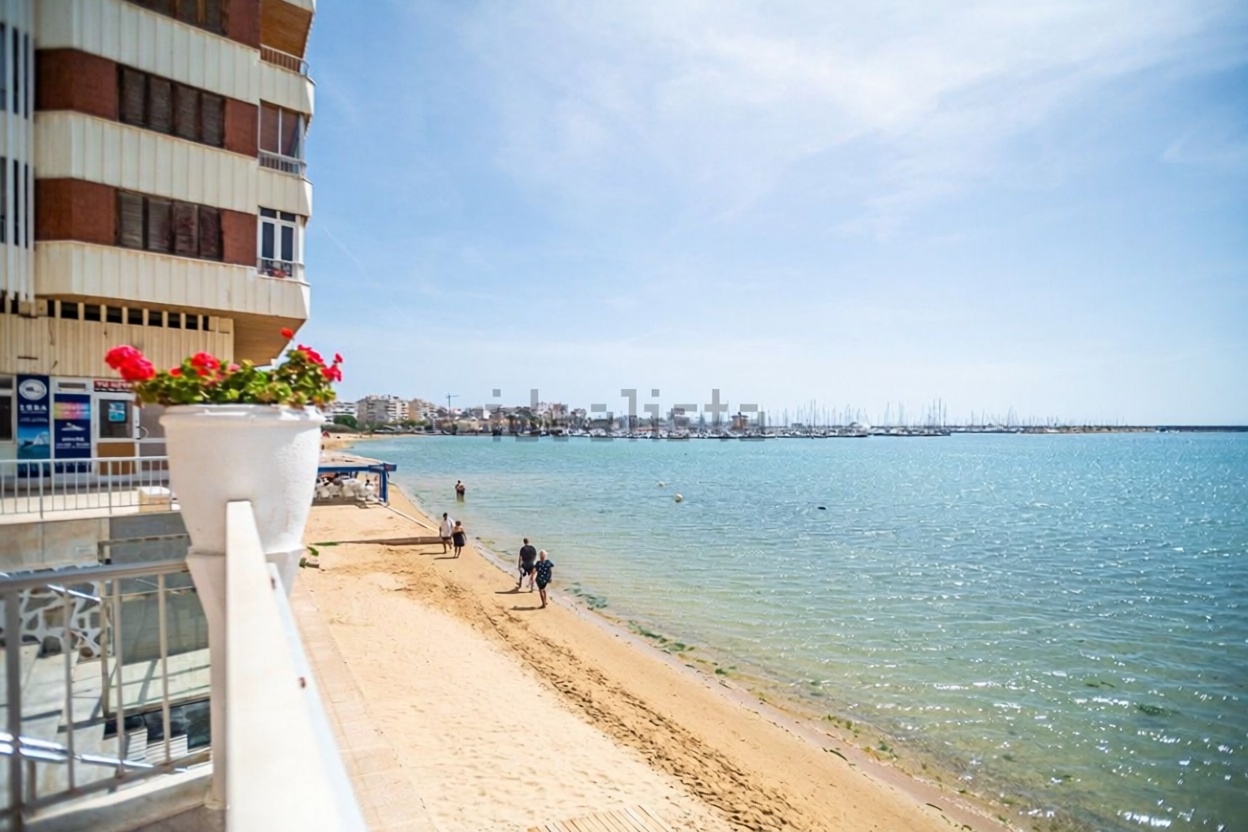 Piso en primera línea de playa en Torrevieja — Vista mar