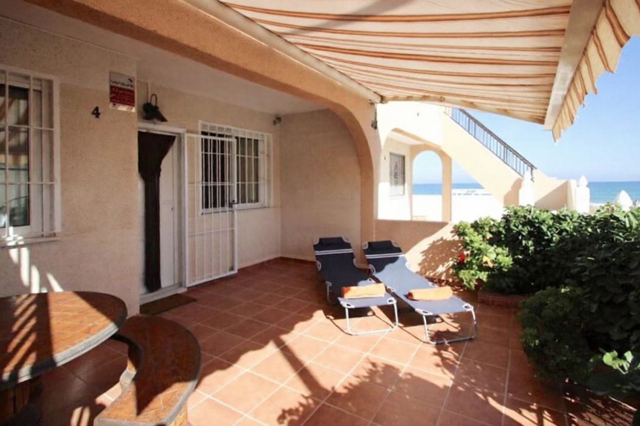 Chalet avec accès direct à la plage à Torrevieja — Terrasse mer