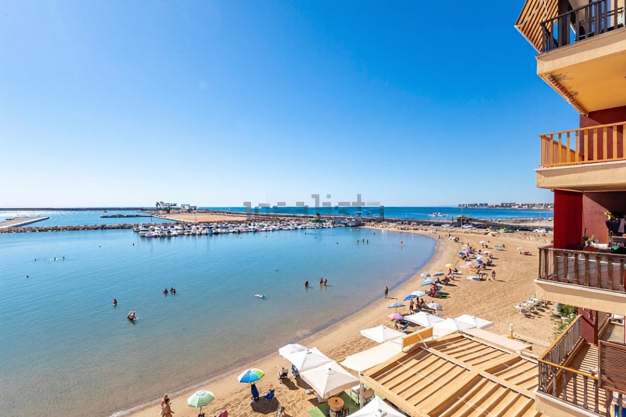 Beachfront flat in Torrevieja — Sea terrace