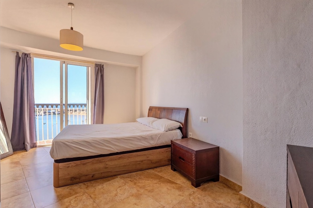 Beachfront flat in Torrevieja — Bedroom