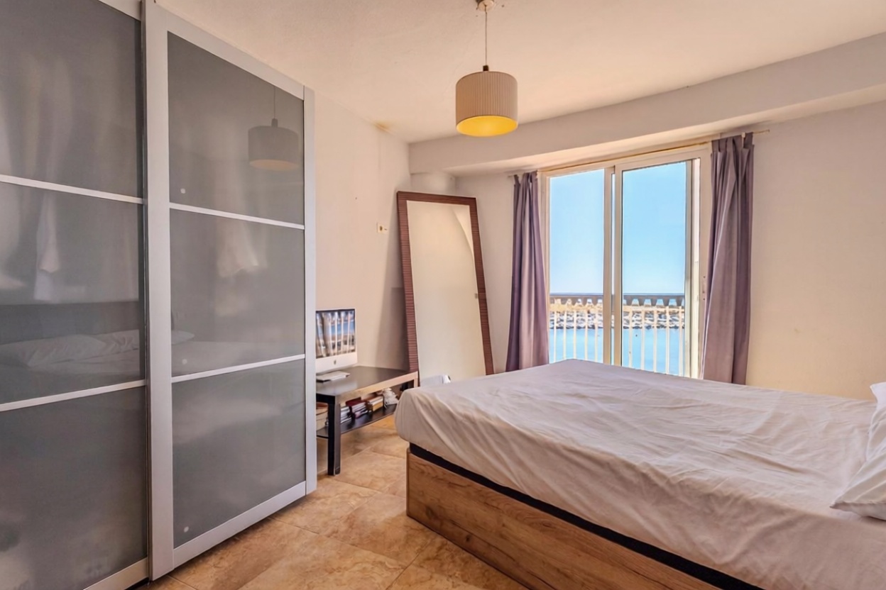Beachfront flat in Torrevieja — Bedroom