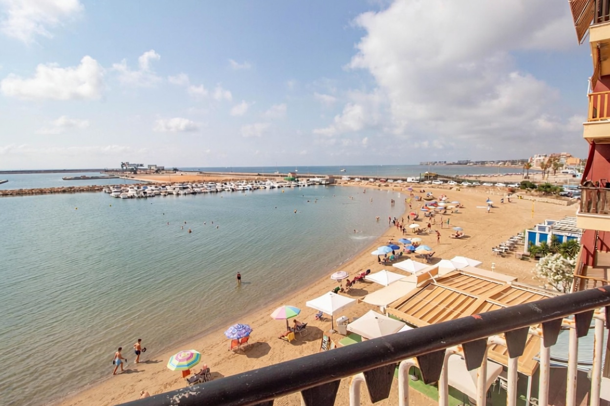 Beachfront flat in Torrevieja — Sea terrace